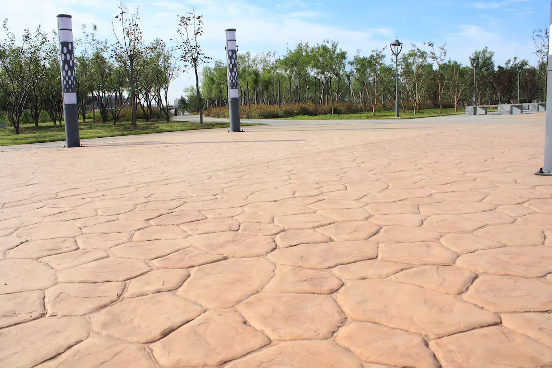 Zona de relax de una universidad con piso de hormigón impreso Zona de relax de una universidad con piso de hormigón impreso